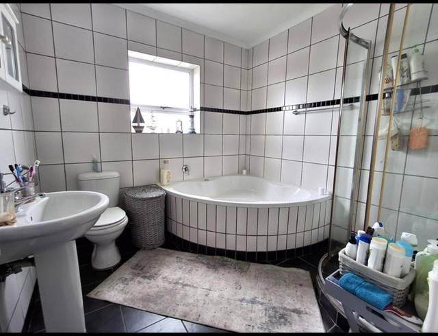 4 BEDROOM HOUSE FOR SALE IN SANDY POINT